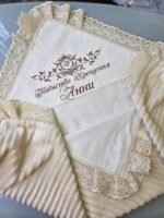 Іменна крижма для хрещення Анни бежева з коричневою вишивкою та в’язаним мереживом, крижма для немовляти