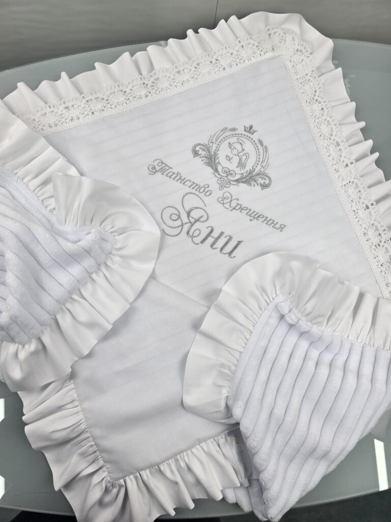 Іменна крижма для хрещення Яни біла зі срібною вишивкою, мереживом та рюшами, крижма для немовляти