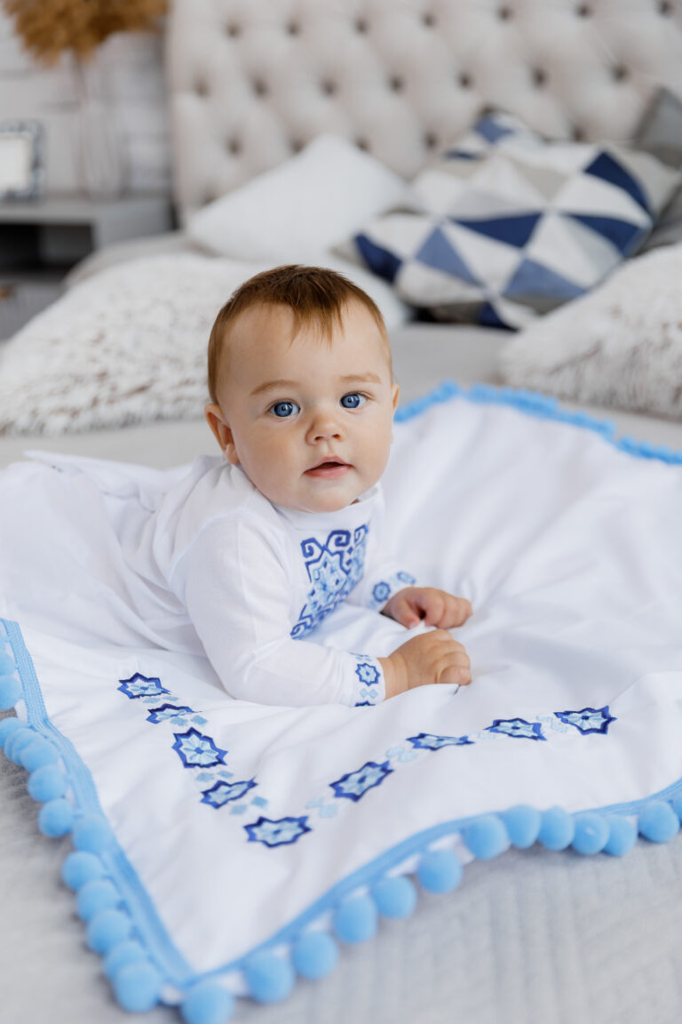 Костюм для хрещення хлопчика Сині зорі з синьою вишивкою та орнаментом, хрестильний одяг для немовляти