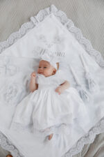 Хрестильний комплект «Мілана» з сатину та блюмарину для дівчинки - Зображення 4