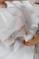 Хрестильний комплект «Мілана» з сатину та блюмарину для дівчинки - Зображення 5