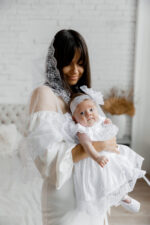 Хрестильний комплект «Мілана» з сатину та блюмарину для дівчинки - Зображення 3