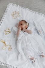 Хрестильний комплект «Софія» з мусліну та овального мережива для дівчинки