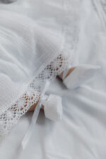 Хрестильний комплект «Софія» з мусліну та овального мережива для дівчинки - Зображення 4