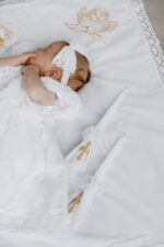 Хрестильний комплект «Софія» з мусліну та овального мережива для дівчинки - Зображення 5