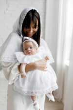 Хрестильний комплект «Софія» з мусліну та овального мережива для дівчинки - Зображення 3