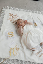  Хрестильний комплект «Софія» з молочного сатину для дівчинки