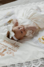  Хрестильний комплект «Софія» з молочного сатину для дівчинки - Зображення 3