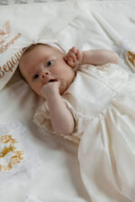  Хрестильний комплект «Софія» з молочного сатину для дівчинки - Зображення 4