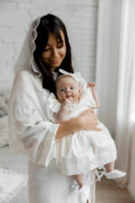  Хрестильний комплект «Софія» з молочного сатину для дівчинки - Зображення 5