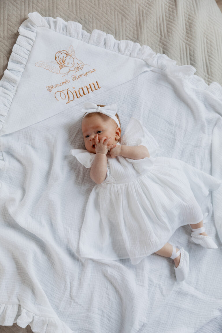 комплект Софія для хрещення дівчинки з мусліну біле плаття Янголятко