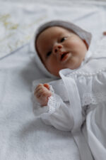 Хрестильний комплект сатиновий «Софія» з ажурним мереживом для дівчинки - Зображення 4