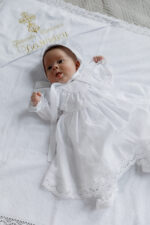 Хрестильний комплект сатиновий «Софія» з ажурним мереживом для дівчинки