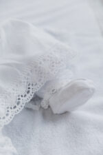 Хрестильний комплект сатиновий «Софія» з ажурним мереживом для дівчинки - Зображення 5