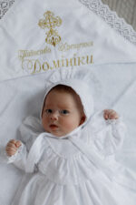 Хрестильний комплект сатиновий «Софія» з ажурним мереживом для дівчинки - Зображення 3