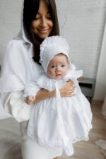 Хрестильний комплект сатиновий «Софія» з ажурним мереживом для дівчинки - Зображення 2