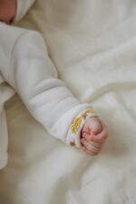 Якісні шви та безпечні застібки на костюмі з футеру для хлопчика