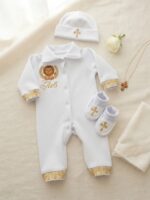 Маленький хлопчик у білому костюмі для хрещення Етно Boy з вишивкою та золотим орнаментом