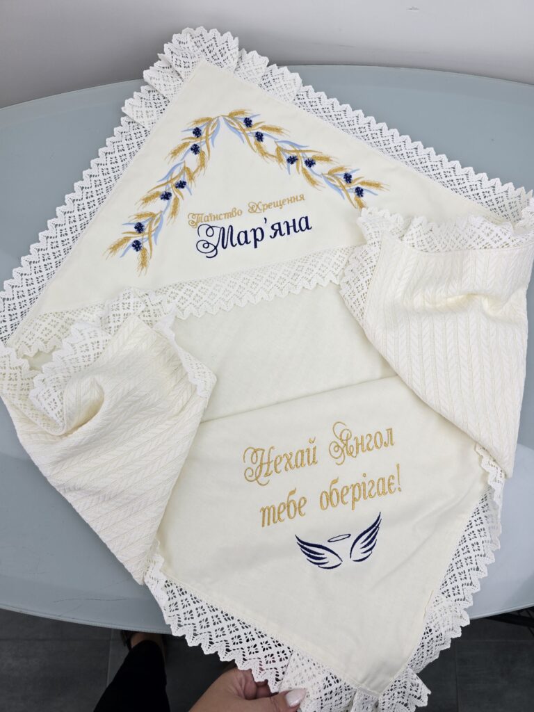 Тепла двошарова крижма з капюшоном та мереживом для хрещення