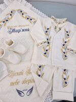 Деталі вишивки колосків і волошок на рукавах та комірі хрестильного костюма