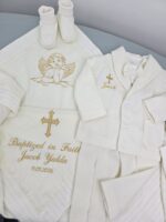 Комплект для хрещення хлопчика молочного кольору з вишивкою та метеликом